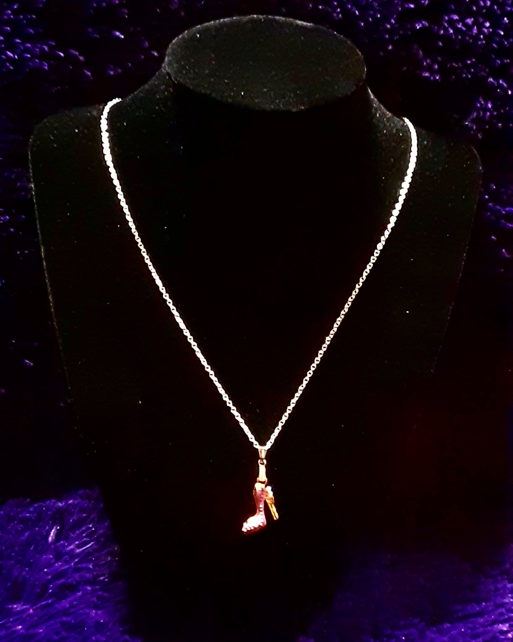 NOOK & CANDLE Jewelry Boutique Silver Plated link chain with Platinum Bead Clasp and High Heel Pendent Hot Pink